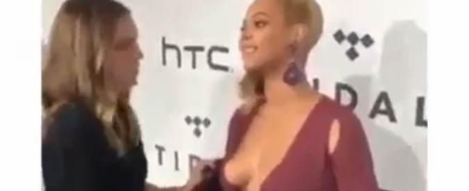 Beyonce fulmina l’assistente che vuole sistemarle il vestito troppo scollato: “Smettila”