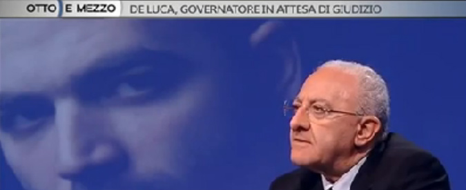 Copertina di De Luca ancora contro Saviano: ” Gomorra? Stop allusioni. Ora faccia nomi e cognomi”