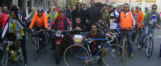 Copertina di Dal Tardini a Brescello, i tifosi del Parma seguono la squadra in bicicletta insieme a Peppone e Don Camillo