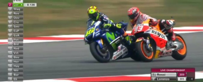 Copertina di MotoGp Malesia, Valentino Rossi fa cadere Marc Marquez: la fotosequenza