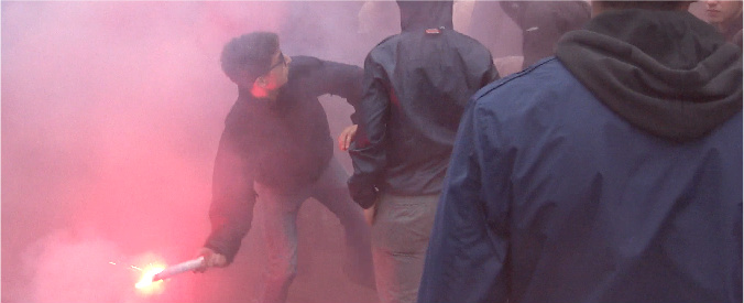 Copertina di Scuola, tensioni al corteo romano: lancio di fumogeni e vernice al ministero