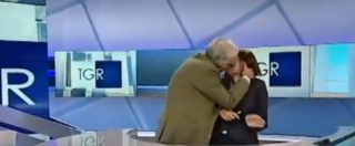 Copertina di Gene Gnocchi bacia in diretta conduttrice del Tg: “Ho perso la testa per te”
