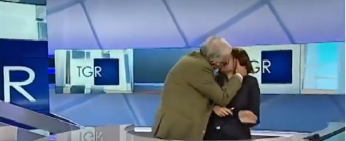 Copertina di Gene Gnocchi bacia in diretta conduttrice del Tg: “Ho perso la testa per te”