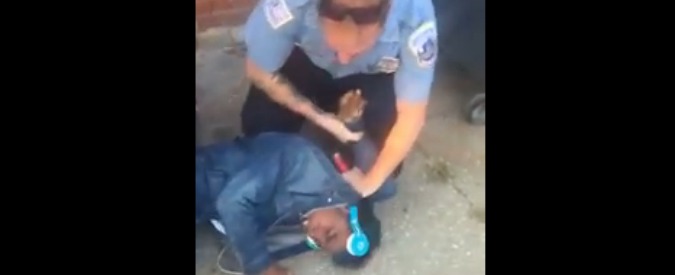 Copertina di Washington, “non sto resistendo”: il brutale arresto di un ragazzo di colore innocente