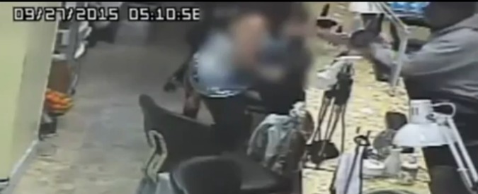 Copertina di Philadelphia, il ladro “vanitoso si fa prima la manicure e poi rapina il salone di bellezza con una pistola