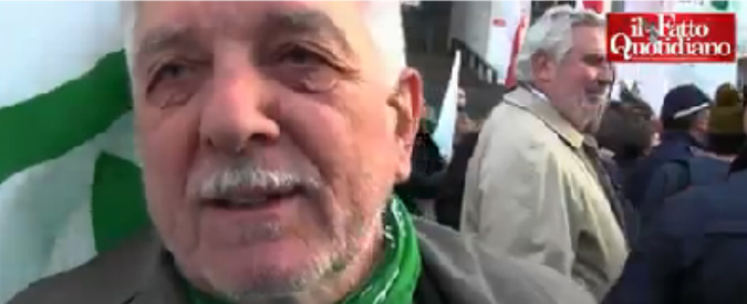 Copertina di Vaprio d’Adda, pensionati al sit-in leghista: “La pistola? Se nessuno ci difende, ci penseremo da soli”