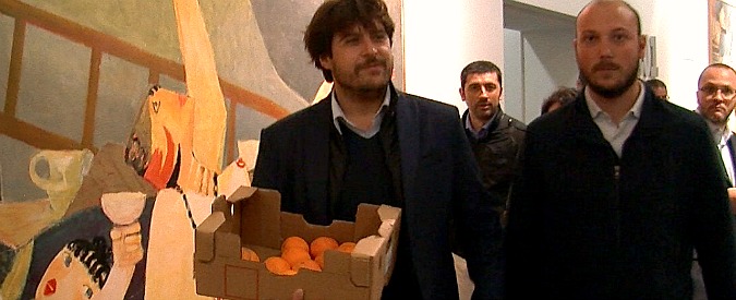 Copertina di Mario Mantovani, M5S porta arance in Regione. Battibecco col Pd: “Non fate i fenomeni”