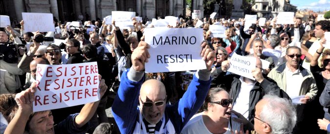 Marino, Renzi: “Rotto rapporto tra Campidoglio e la città”. Sostenitori in piazza: “Ora si ricandidi ma senza il Pd”