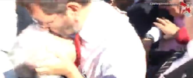 Copertina di Roma, Marino ai sostenitori in piazza: “Ritirare dimissioni? Non intendo ripensarci”