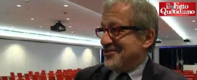 Copertina di Maroni al Fatto.it: “Da deputato ho suonato per strada vestito da Babbo Natale, poi ci andavamo a bere i soldi”