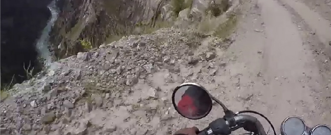 Copertina di A strapiombo con la moto: le incredibili immagini del biker tra rocce e valli