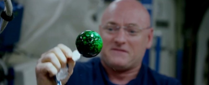 Copertina di Nasa, compressa effervescente in una sfera galleggiante d’acqua: ecco cosa succede senza gravità