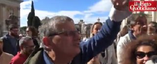Copertina di Roma, sostenitori di Marino contro giornalista di Rainews: “Dite falsità sui numeri. Avete massacrato il sindaco”