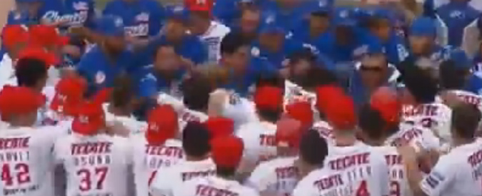 Copertina di Baseball, botte da orbi in campo: gigantesca rissa nel campionato messicano