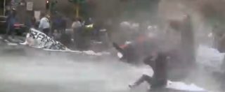 Copertina di Roma, a Porta Pia scontri tra polizia e movimenti casa: usati gli idranti