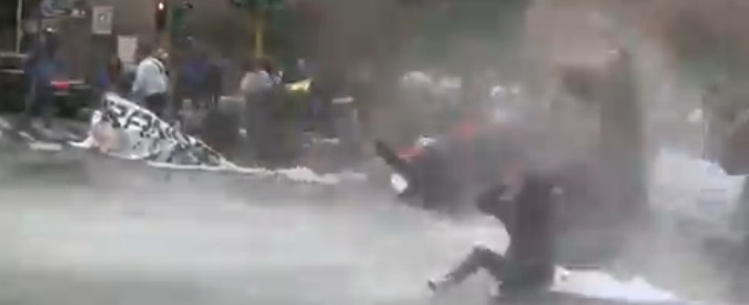 Copertina di Roma, a Porta Pia scontri tra polizia e movimenti casa: usati gli idranti