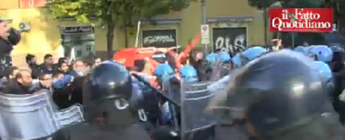 Copertina di Bologna, scontri con la polizia per lo sgombero ex palazzina Telecom: due contusi