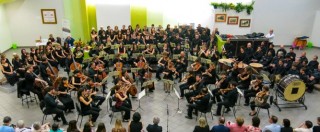Copertina di Spira Mirabilis, l’orchestra senza direttore che porta la musica classica in giro per l’Europa