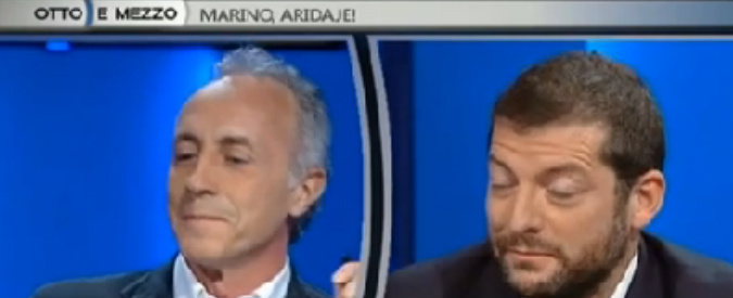 Copertina di Marino, Travaglio vs Romano (Pd): “Non dia lezioni. Ha la memoria dei pesci rossi”