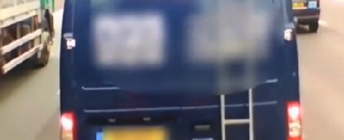 Copertina di La ‘criminale’ manovra di un furgone in autostrada: il video fa licenziare l’autista