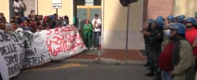 Copertina di Migranti, tensioni a Ventimiglia. NoBorder: “Con la frontiera chiusa, noi costretti a delinquere”