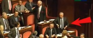 Copertina di Senato, gesti sessisti in aula. M5s denuncia anche Vincenzo D’Anna: è il portavoce di Ala di Verdini