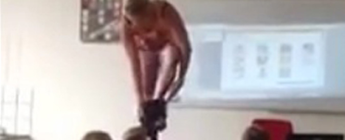 Copertina di Scuola, la professoressa si spoglia in classe per la lezione di anatomia: ma c’è il colpo di scena