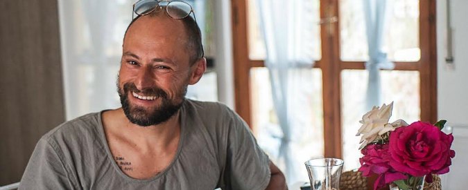 Copertina di “Ho lasciato tutto per viaggiare in bici dall’Africa agli Usa e aiutare così una onlus a finanziarsi. Ora sono felice”