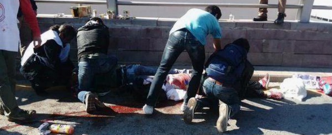 Copertina di Turchia, esplosioni ad Ankara prima di corteo pacifista: “97 morti, 186 feriti. Sono stati due kamikaze” (FOTO e VIDEO)