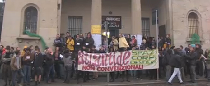 Copertina di Bologna, Atlantide contro lo sgombero: “Sindaco dice che siamo lobby gay? Tristezza”