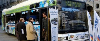 Copertina di Liguria, fermi gli autobus a idrogeno voluti da Burlando: non c’è il distributore. Ma Toti ne vuole altri e impegna 2 milioni