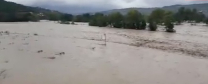 Copertina di Benevento, il fiume Calore travolge interi quartieri. Si comincia a spalare fango