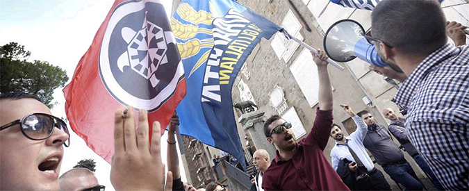 Copertina di Ignazio Marino, cori e insulti in Campidoglio fra Casapound e sostenitori del sindaco