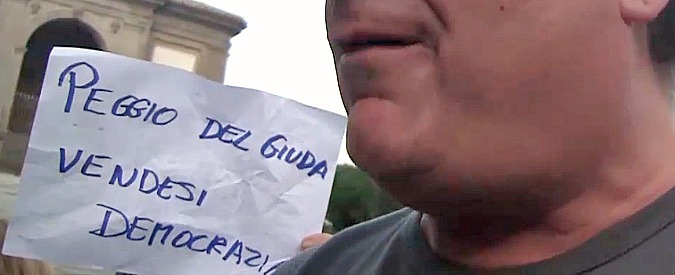 Copertina di Marino, sostenitori a Renzi: “Vigliacco, vedrai nei seggi…”. E intanto Forza Italia fa festa