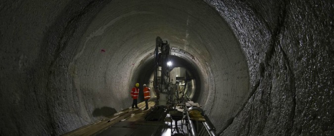 Tav, visitano cantiere: europarlamentari 5 Stelle rimangono bloccati nel tunnel
