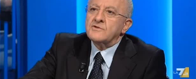 Copertina di De Luca: “Bindi impresentabile in tutti sensi”. Legge Severino? “Privilegio della casta”