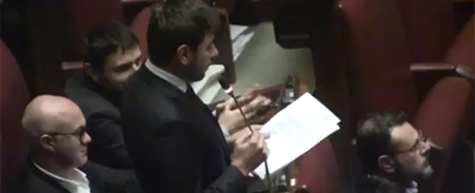 Copertina di Di Battista contro Renzi: “Immigrazione clandestina è finanziamento occulto ai partiti”