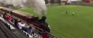 Copertina di Slovacchia, la locomotiva fischia e sbuffa attraverso il campo da calcio. E la partita viene sospesa