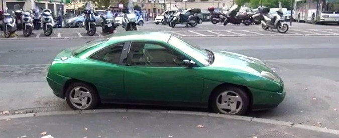 Copertina di Roma, il ‘mistero’ della Fiat Coupè in divieto da mesi. Segnalazione al Fatto: “E i vigili?”