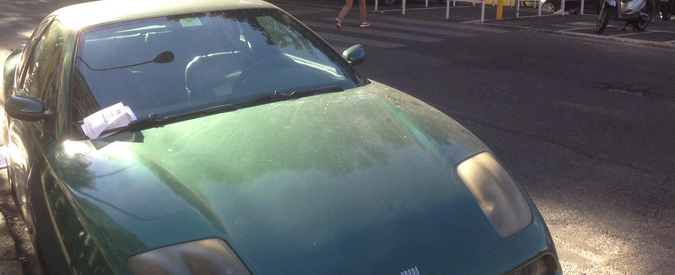 Copertina di Roma, Fiat Coupè in divieto da mesi di fronte al Tribunale. Vigili: “Solo un carro-attrezzi, per ora multa”
