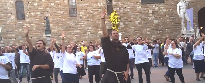 Firenze, il flash mob dei frati francescani a Piazza della Signoria