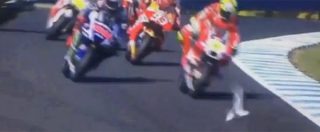 Copertina di Moto Gp Australia, durante la gara Iannone centra un gabbiano in pista
