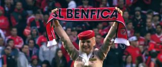 Copertina di Calcio, quando lo sponsor entra in campo: la dimostrazione delle hostess Emirates ai tifosi del Benfica
