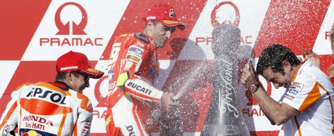 MotoGp Australia, Lorenzo ringrazia Iannone che ruba tre punti d’oro a Rossi in vista dell’arrembaggio finale