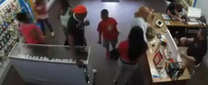 Copertina di Furto di gruppo con bambino: razzia di iphone sotto il naso del commesso