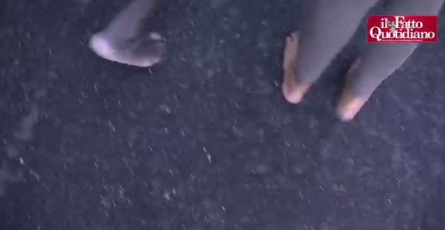 Copertina di Marcia degli scalzi, in duemila a Roma: “Per i migranti dal luogo simbolo che li accoglie”