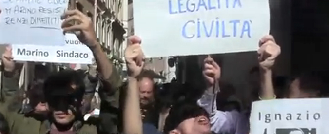 Copertina di Sit-in pro Marino: “Renzi dimettiti tu. Il Pd salva De Luca e scarica un sindaco onesto”