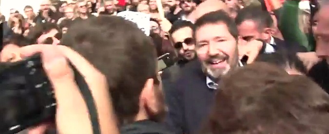 Copertina di Marino, folla e delirio in Campidoglio. “Non vi deluderò, voglio un confronto col Pd”