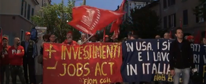 Copertina di Modena, Renzi incontra Marchionne al museo Ferrari ed evita il presidio Fiom. Rabbia degli operai