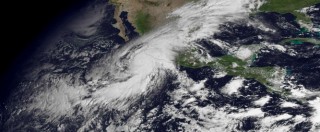 Copertina di Messico, l’uragano Patricia tocca terra e perde potenza. Pochi danni ma “è ancora pericoloso”